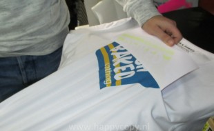 Een T-shirt bedrukt met een transfer.